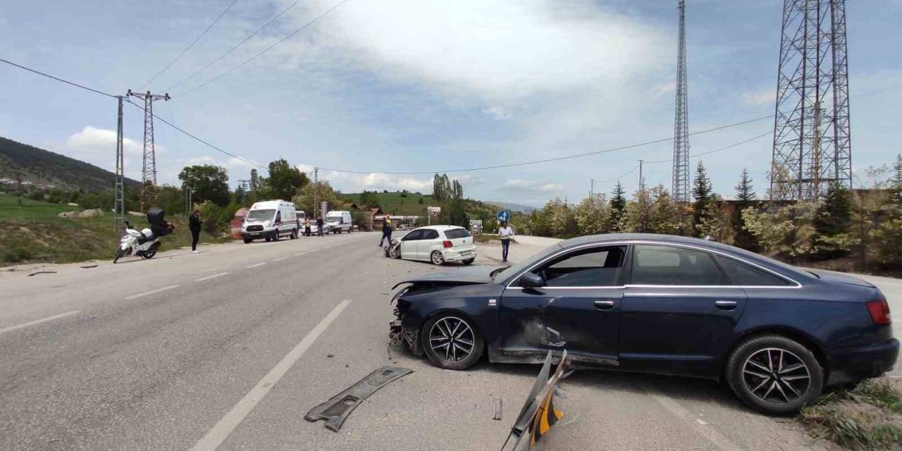 Karabük’te İki Otomobil Çarpıştı: 3 Yaralı