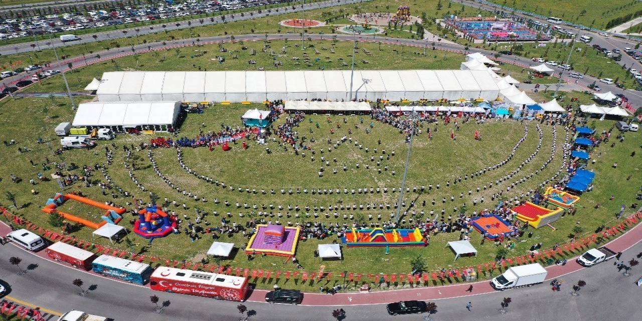 500 Öğrenciden Ay-yıldızlı ‘Zeybek’ Gösterisi