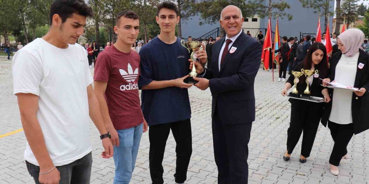 Hisarcık’ta Yarışmalarda Dereceye Giren Öğrenciler Ödüllendirildi