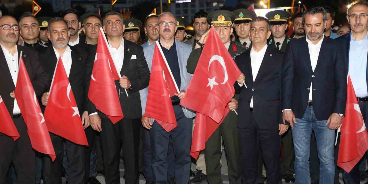 Elazığ’da Fener Alayı Renkli Görüntüler Oluşturdu