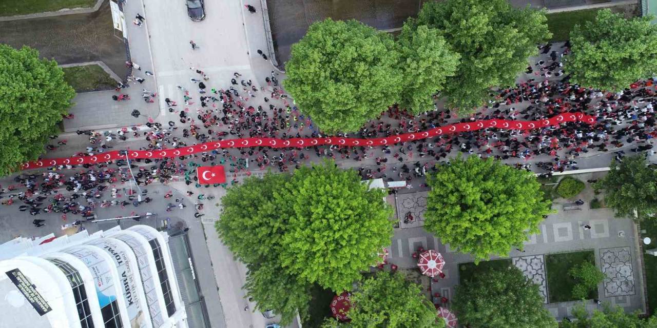 1919 Metrelik Türk Bayrağıyla Yürüdüler