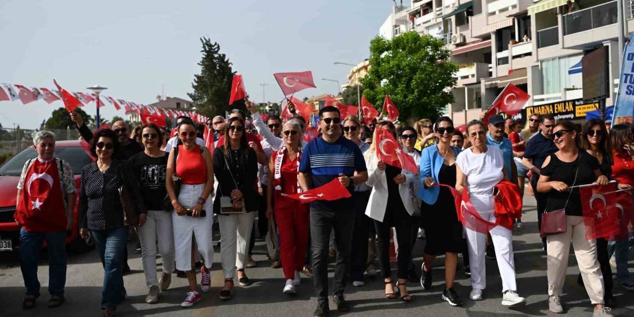 Kuşadası’nda Binler Ata’sı İçin Yürüdü