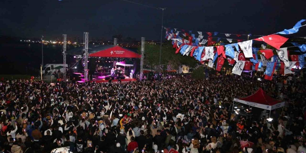 Küçükçekmece’de 19 Mayıs Kutlamalarında Mert Demir Konseri