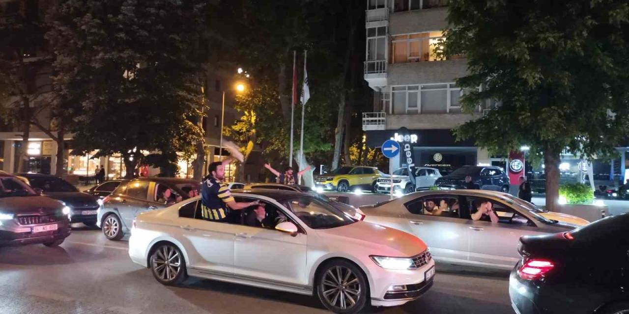 Derbi Galibiyetini Taraftarlar Bağdat Caddesi’nde Kutladı