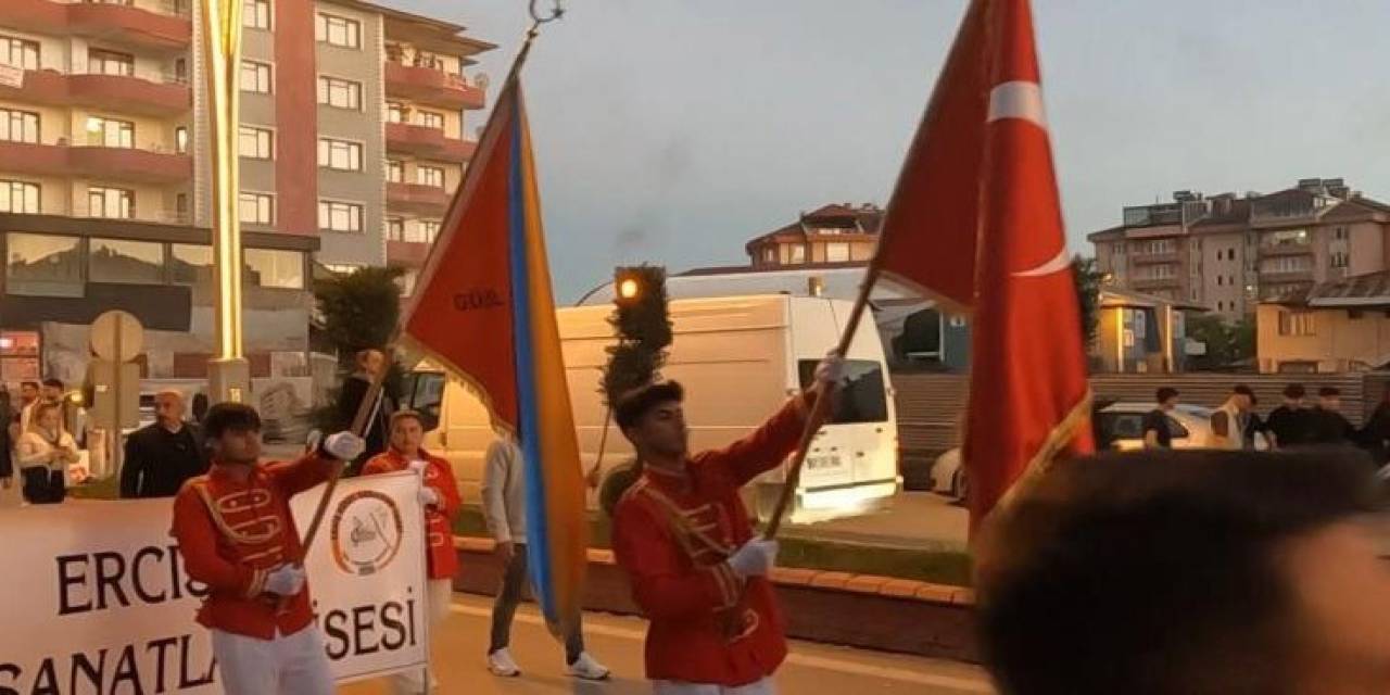 Erciş’te 19 Mayıs Bayrak Yürüyüşü Yapıldı