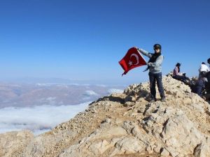 Zirveye Şehitler İçin Tırmandılar