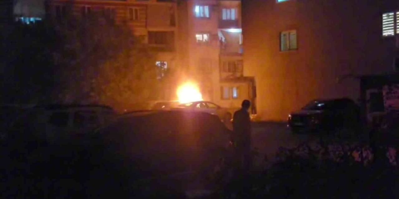 Park Halindeki Araç Alev Aldı