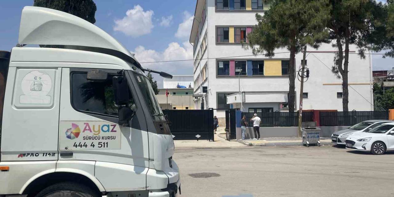 Velilerin İlkokul Önünde Tır Sürücülüğü Eğitimi İsyanı