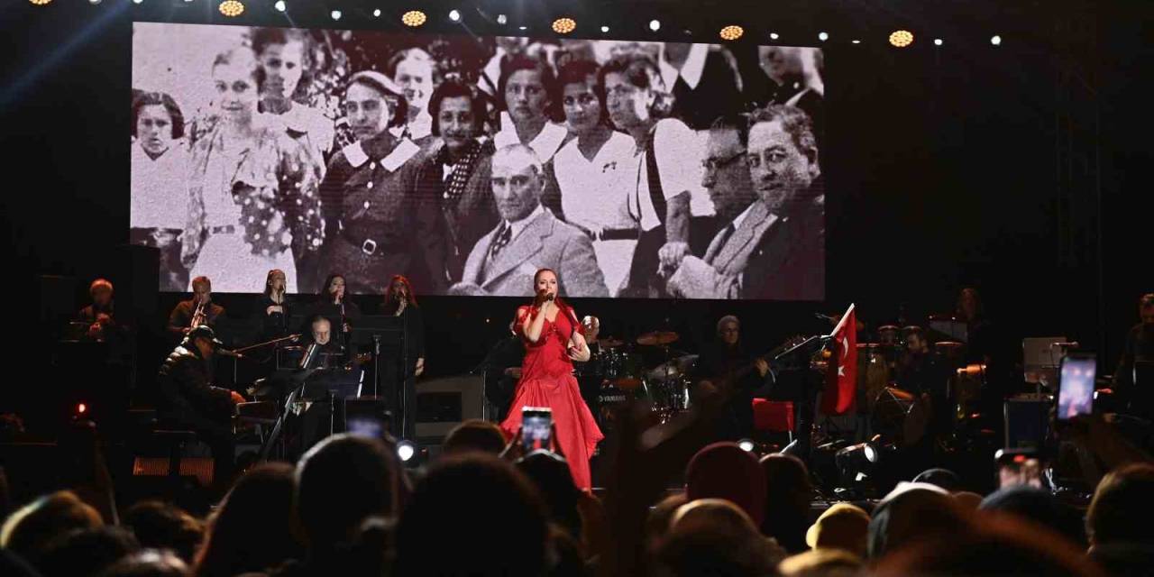 Beyoğlu’nda 19 Mayıs Coşkusu Candan Erçetin Konseri İle Son Buldu