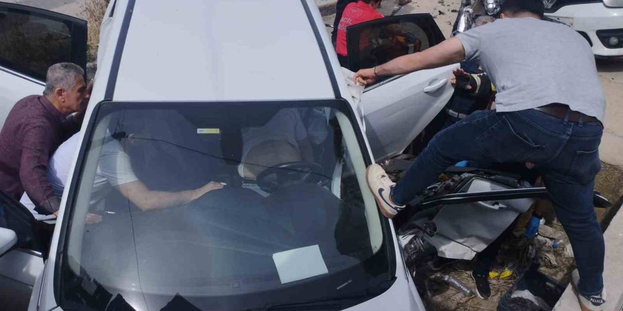 Samandağ’da Trafik Kazası: 4 Yaralaı