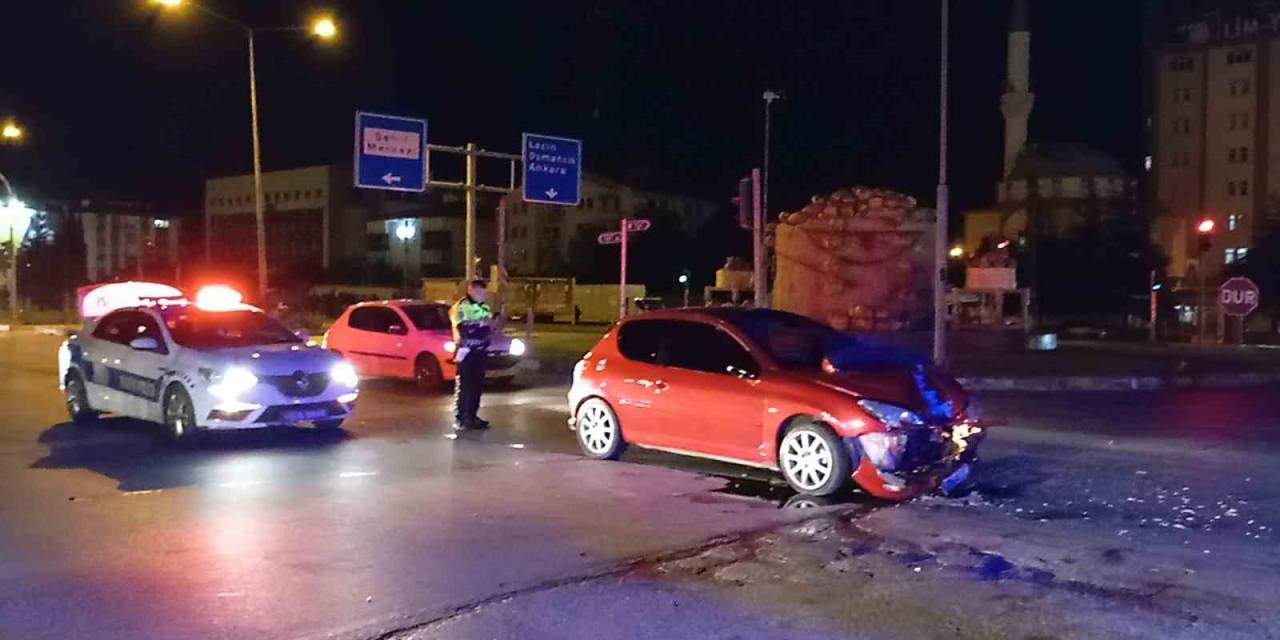 Otomobil Hafif Ticari Araca Çarptı: 3 Yaralı