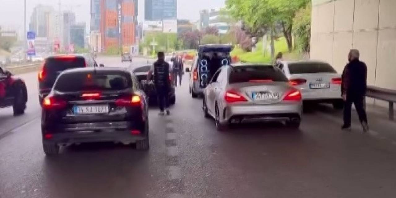 Maltepe’de E5 Karayolunu Kapatan Düğün Konvoyu Kamerada