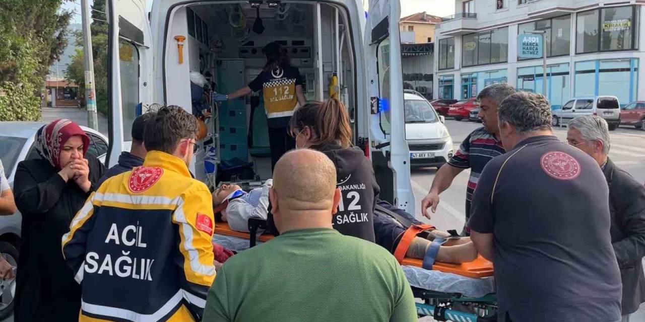 Yolun Karşısına Geçmeye Çalışan Kadına Otomobil Çarptı