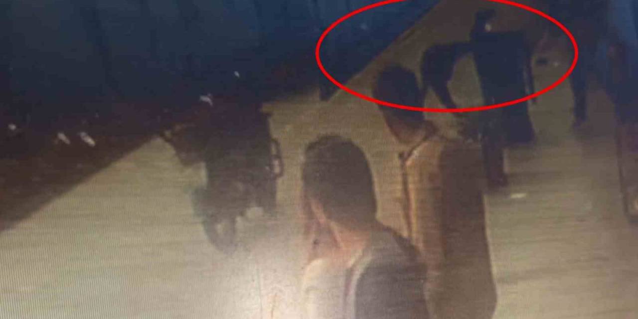 Kavga Eden Şahıs Yola Savrulunca Araçların Altında Kalmaktan Son Anda Kurtuldu