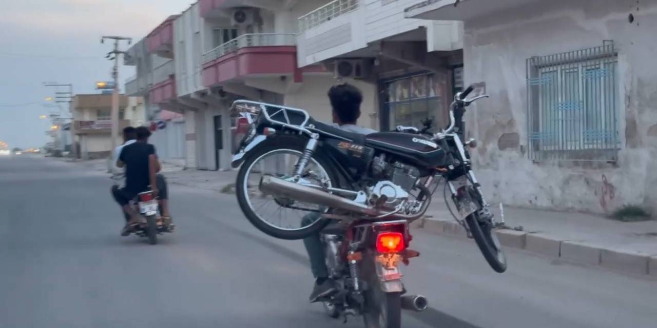 Motosiklet Üzerinde Motosikletle Tehlikeli Yolculuk
