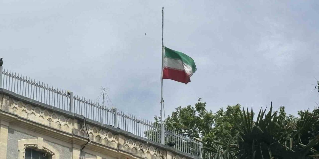 İran İstanbul Başkonsolosluğu’nda Bayraklar Yarıya İndirildi