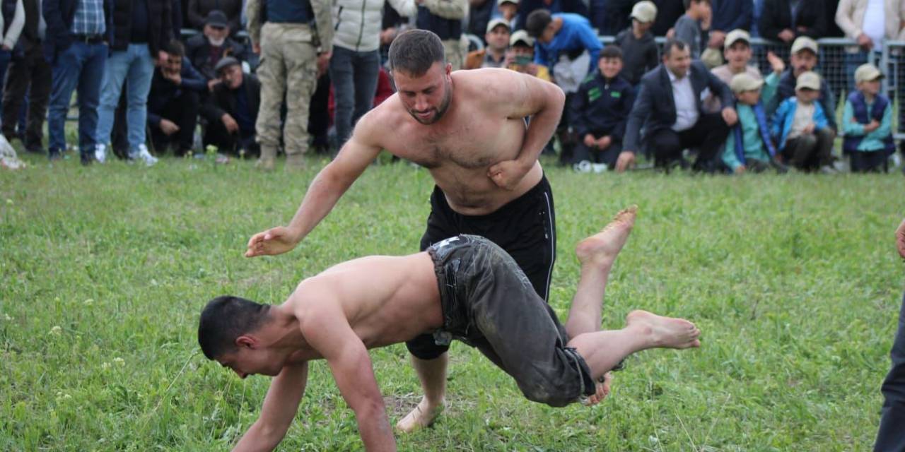 Sarıkamış’ta Karakucak Güreşleri Nefesleri Kesti