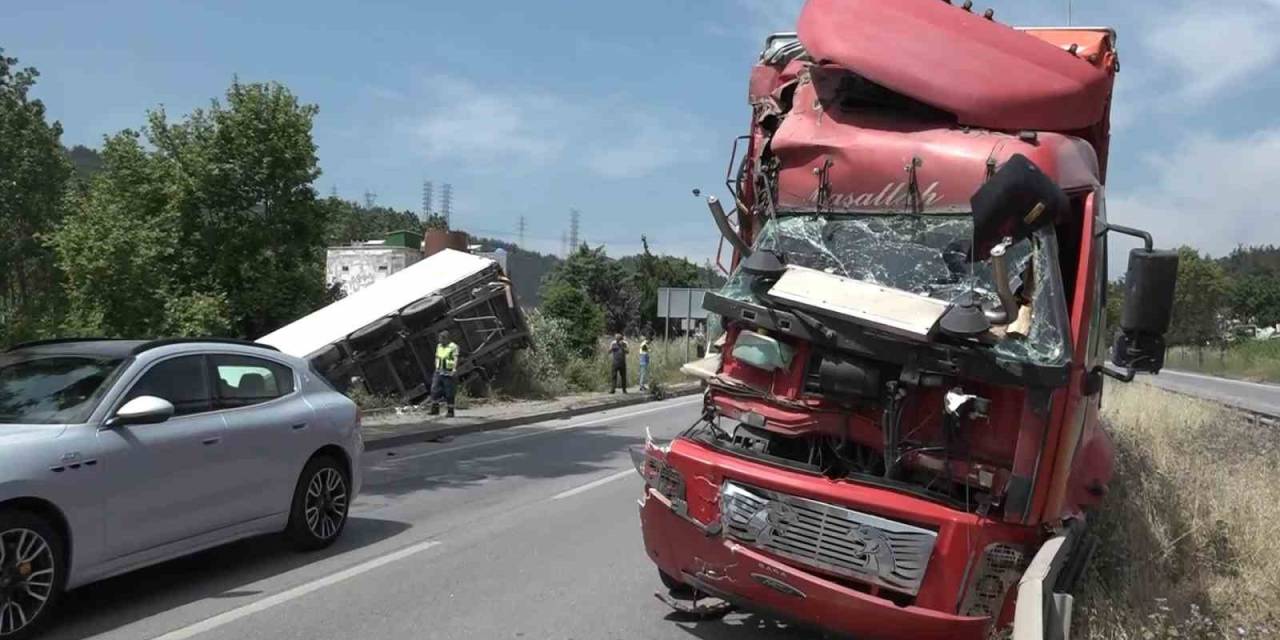 Bursa’da Kamyon İle Çarpışan Tır Şarampole Uçtu