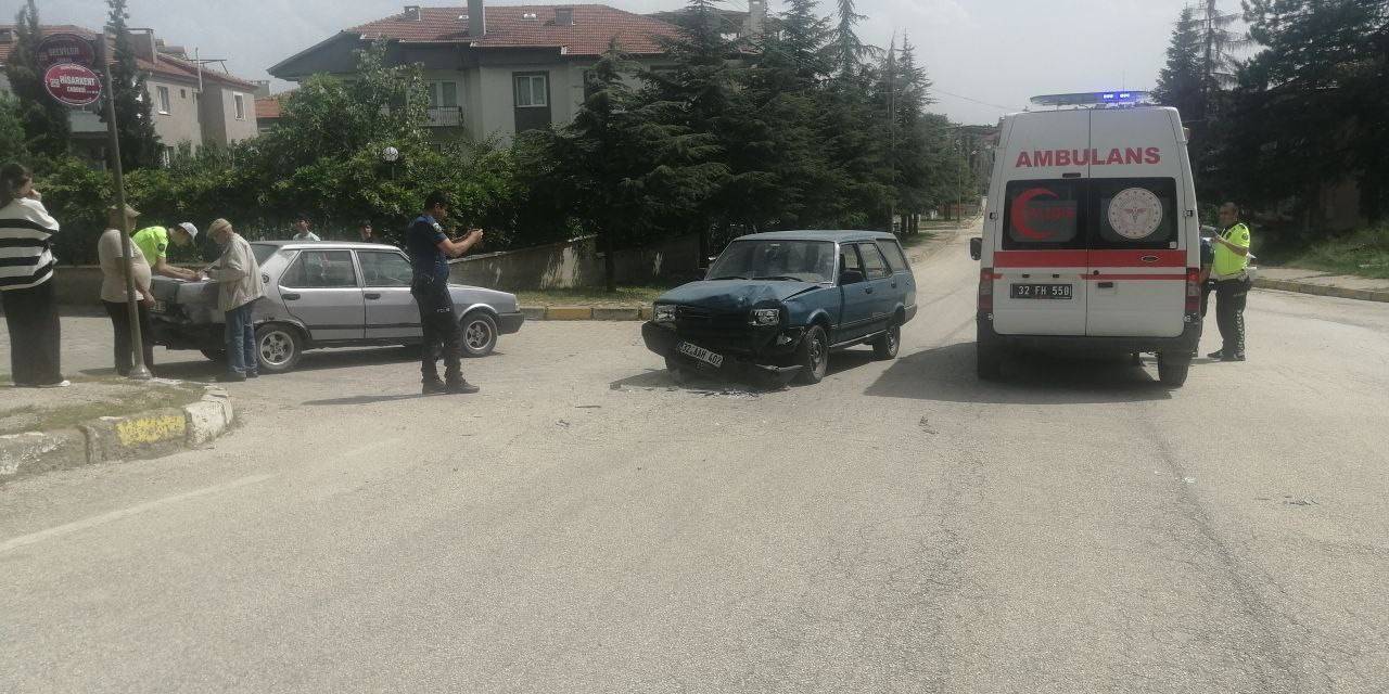 Isparta’da İki Otomobil Çarpıştı: 2 Yaralı