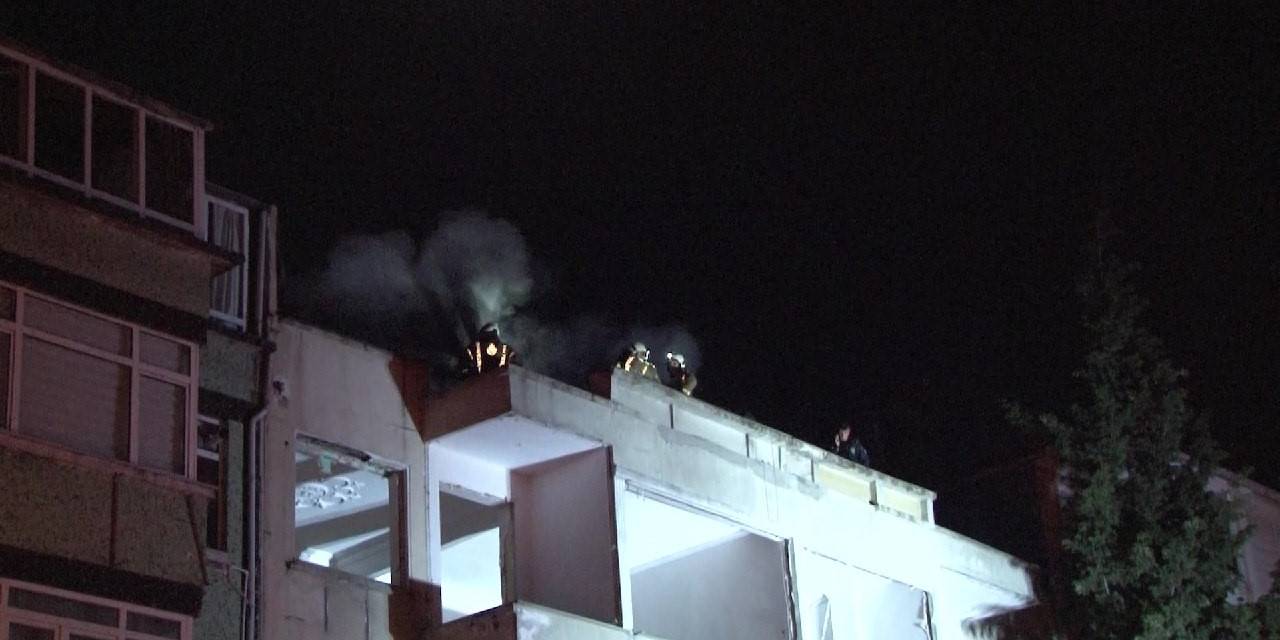 Kadıköy’de Metruk Binanın Çatısı Alev Alev Yandı