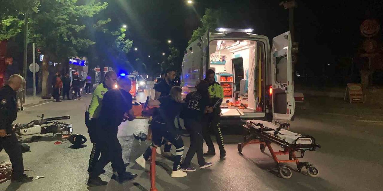 Burdur’da Park Halindeki Otomobile Çarpan Motosikletli Genç Ağır Yaralandı