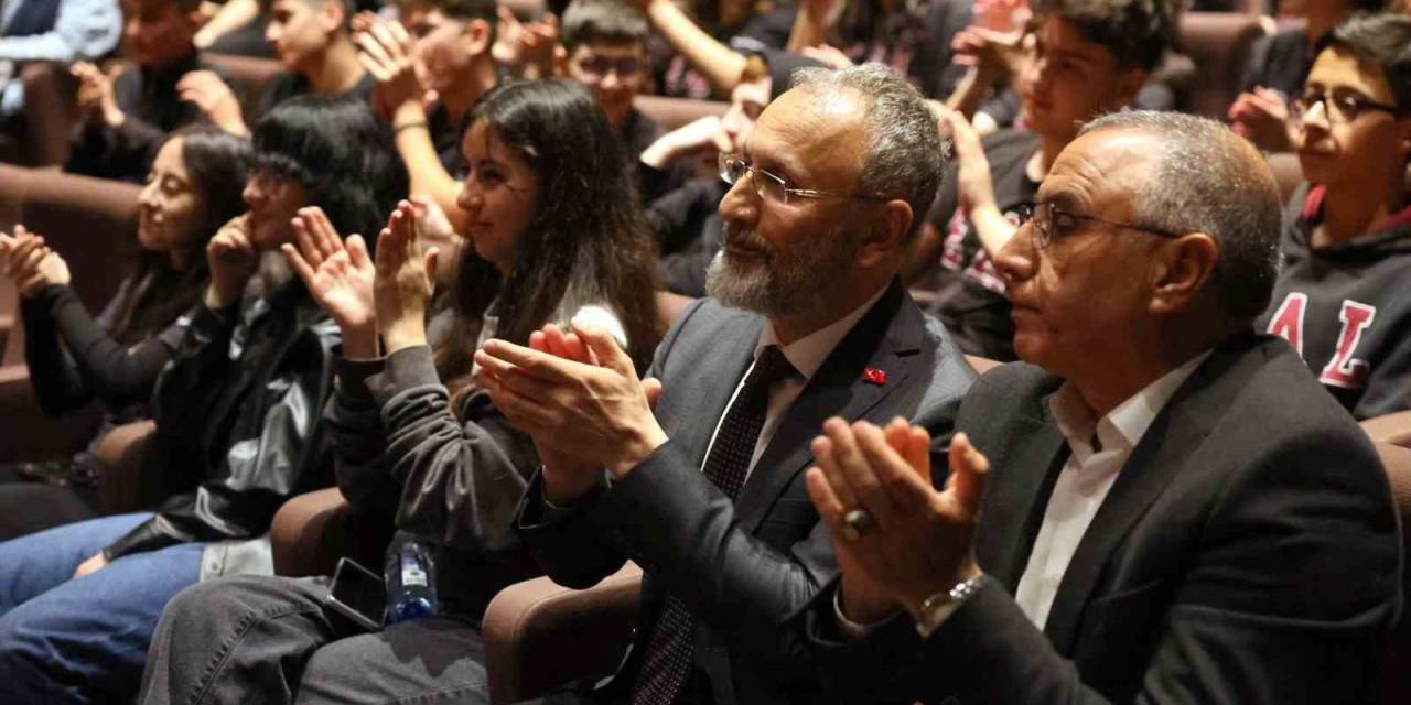 Eyüpsultan’da ‘3. Liseler Arası Tiyatro Günleri’ Perdelerini Açtı