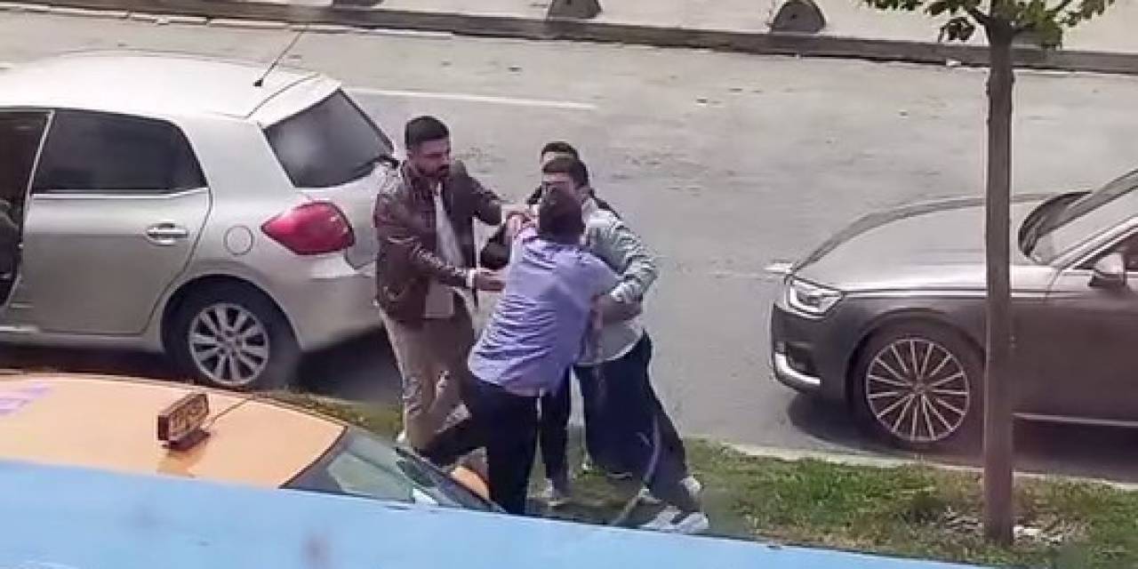 Arnavutköy’de Sürücülerin Trafikte Kavga Anları Kamerada