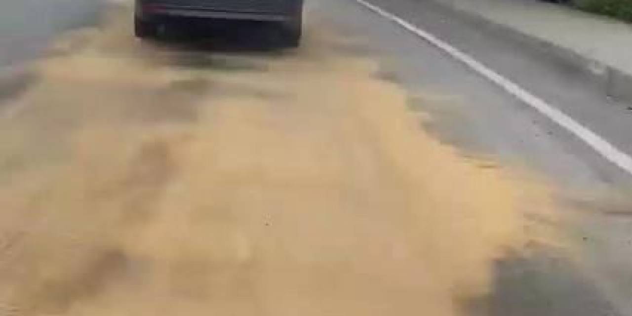 Yola Yağ Döküldü, Motosiklet Sürücüsü Araçları Uyardı