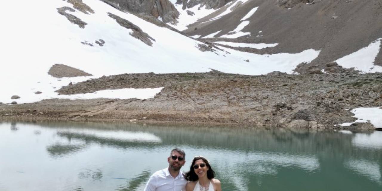 Niğdeli Dağcı Çift, Fotoğraf Çekimi İçin Gelinlik Ve Damatlıkla 14 Kilometre Tırmandı