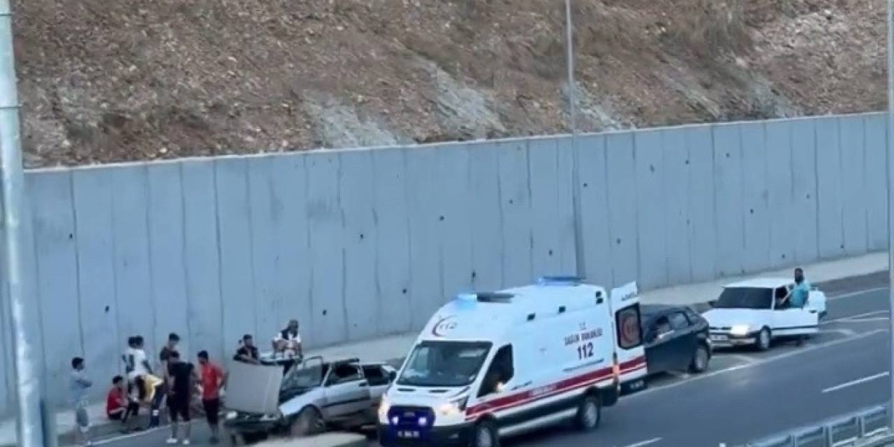 İki Otomobil Çarpıştı: 3 Yaralı