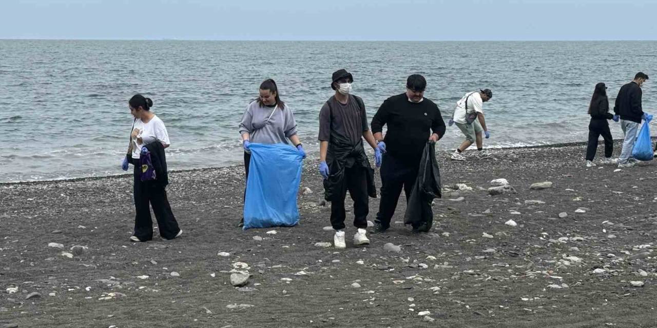 Öğrenciler Sahilden Poşet Poşet Çöp Topladı