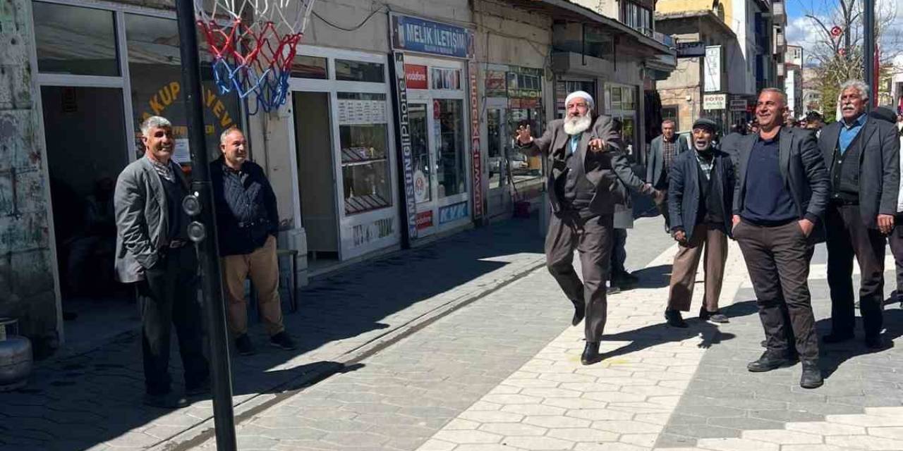 71 Yaşındaki Zeki Boztepe Gençlere Taş Çıkardı
