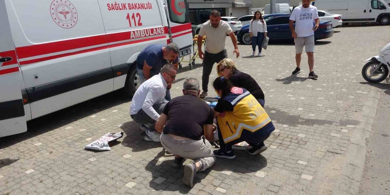 Otomobilin Arka Tamponuna Çarpan Motosiklet Sürüklendi: O Anlar Kamerada