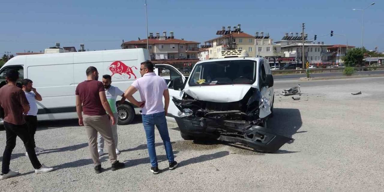 Çarpışmanın Şiddetiyle Araçların Parçaları Dağıldı, O Anlar Kameralara Yansıdı