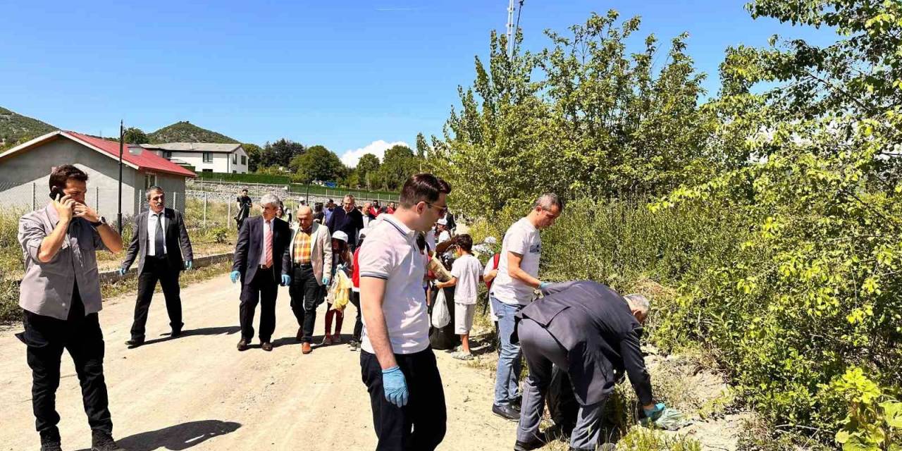 Tokatlı Gençlerden Almus’a Nefes Aldıran Temizlik Seferberliği