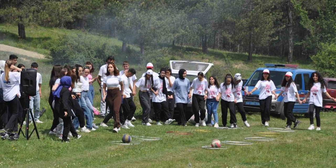 Onlarca Genç 4 Kilometre Yürüdü