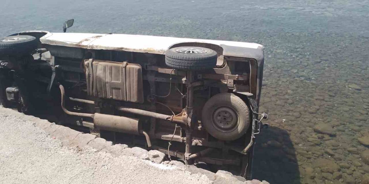 Denize Düşen Minibüsten Yaralı Çıktı