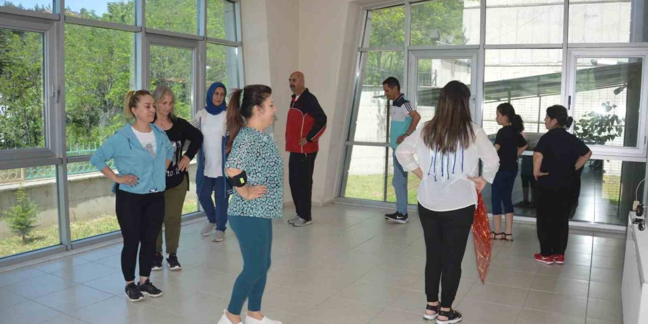 Tokat’ta Halk Oyunlarıyla Stres Atıp Spor Yapıyorlar