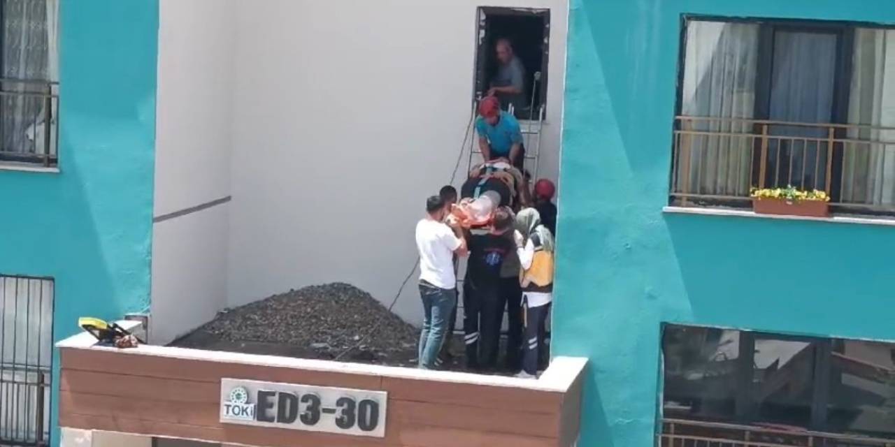 Pencereyi Silerken Apartman Boşluğuna Düşerek Ağır Yaralandı