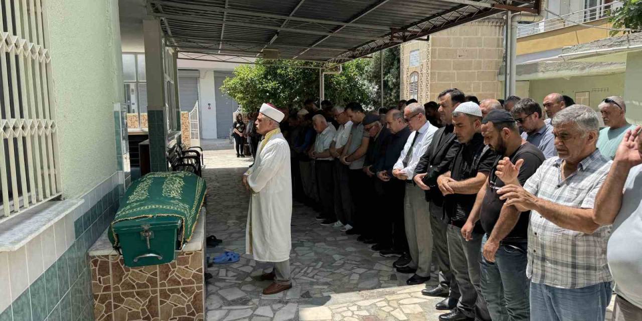 Okul Müdürünün Darp Ettiği Yaşlı Adam Gözyaşları Arasında Son Yolculuğuna Uğurlandı