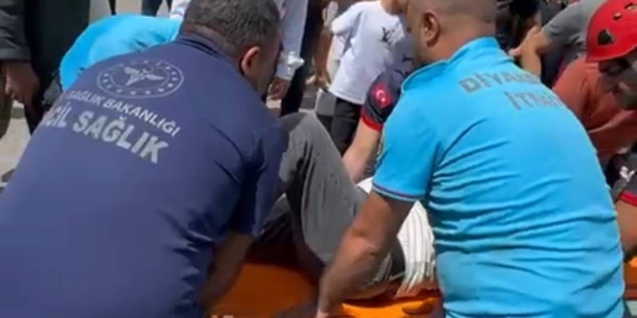 Kazada Otomobilde Sıkışan Şahıs İtfaiye Ekiplerince Çıkartıldı