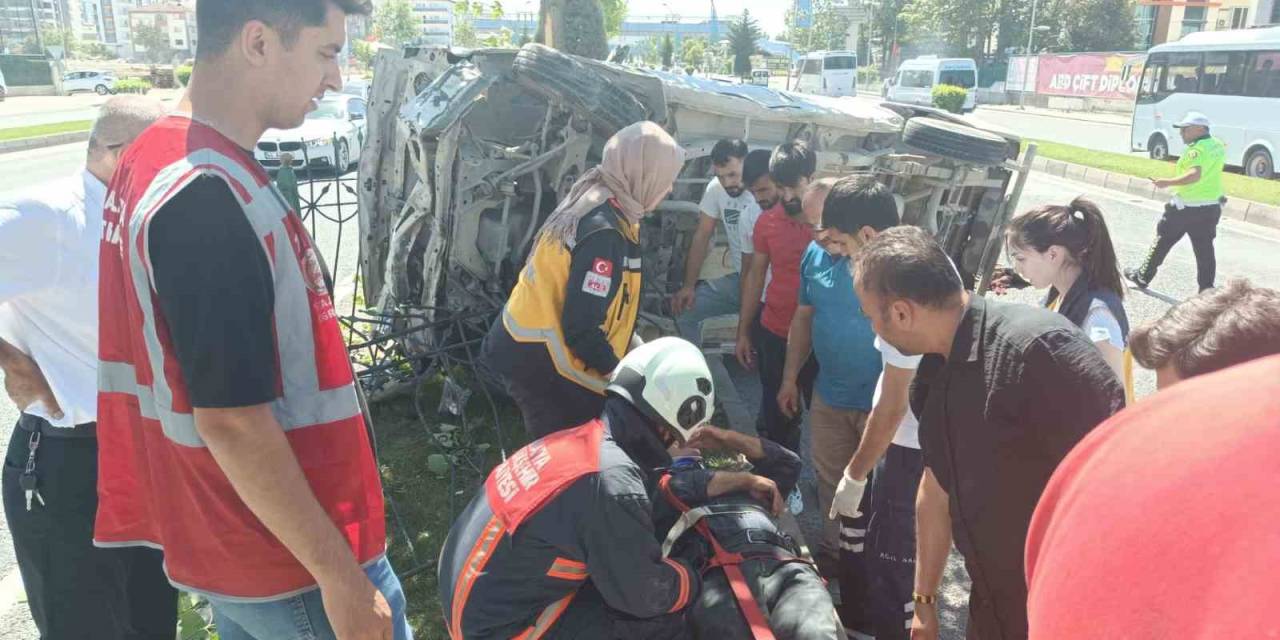 Çevreyolunda 3 Aracın Karıştığı Kazada 2 Kişi Yaralandı