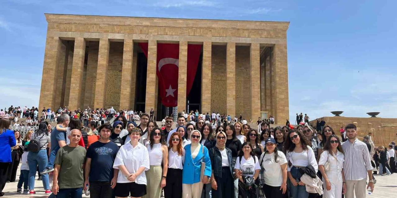 Antalya Büyükşehir Belediyesi Öğrenci Yurtlarında Kalan Gençler Anıtkabir’i Ziyaret Etti