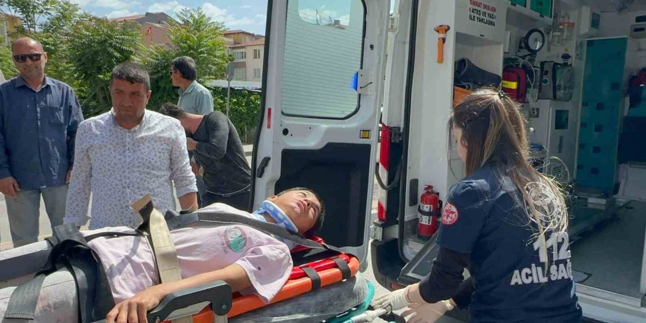 Yolun Karşısına Geçmeye Çalışan Çocuğa Otomobil Çarptı