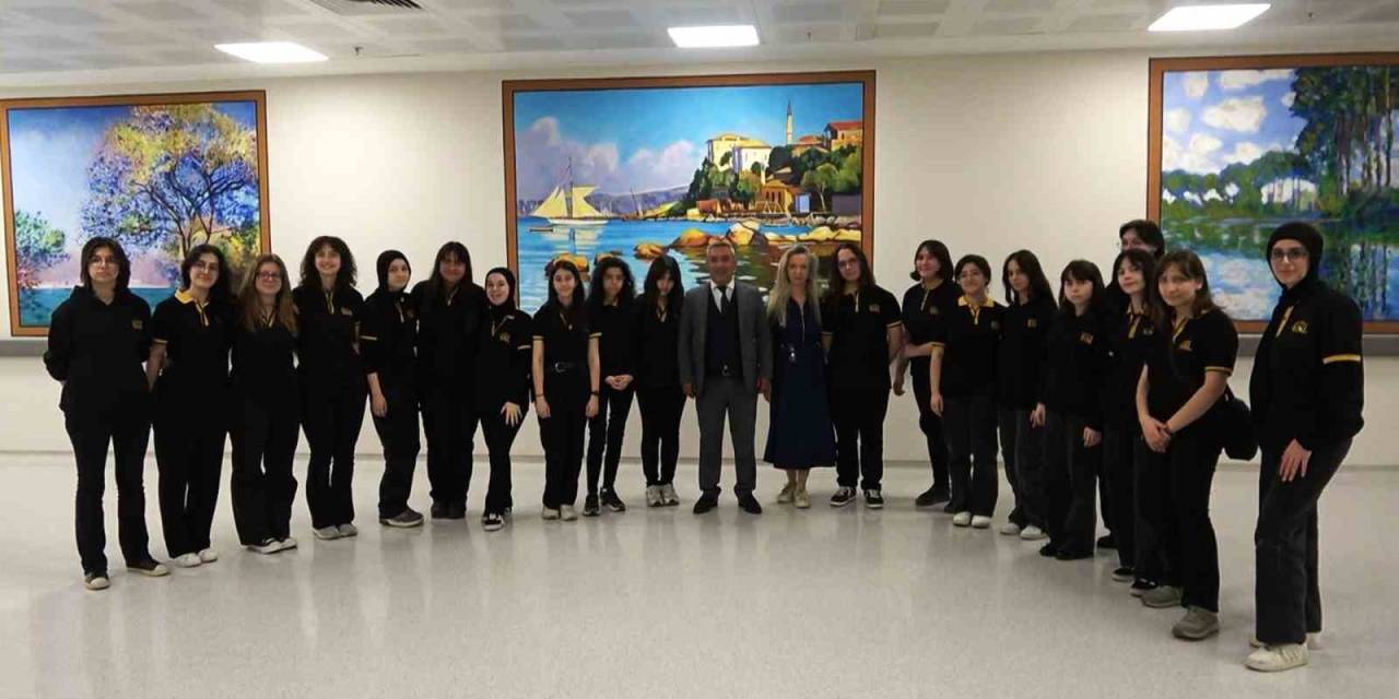 Yalova’da Hastane Koridorları Sanat Galerisine Döndü