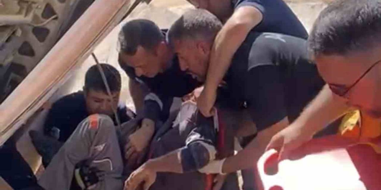 Kamyon Devrildi, Sıkışan Sürücü Ekipler Tarafından Çıkartıldı