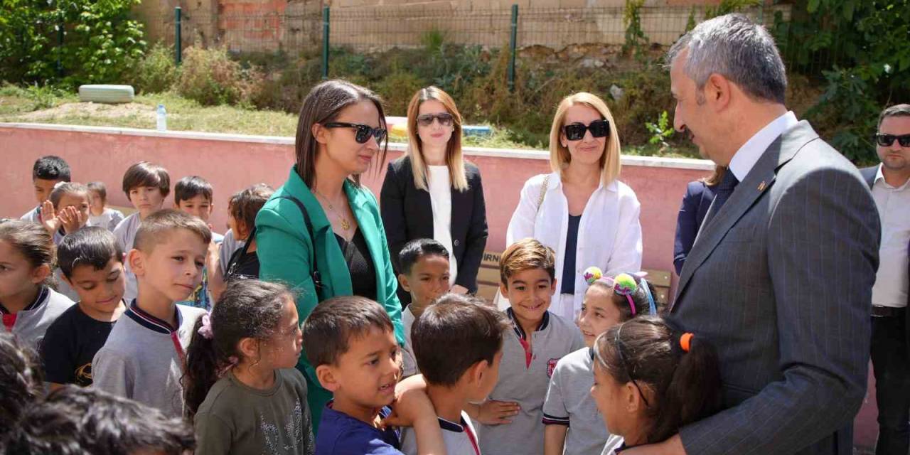 Vali, Öğrencilere Okul Sevgisi Aşıladı