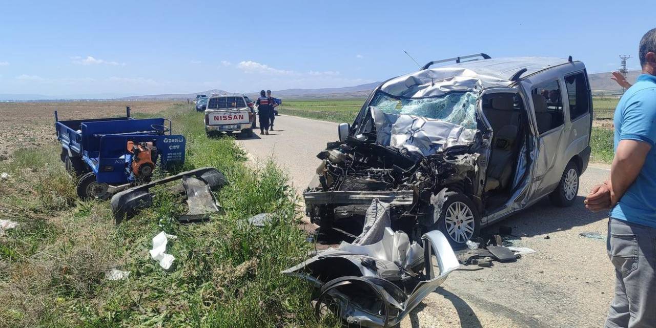 Hafif Ticari Araç Patpatla Çarpıştı: 2 Ölü, 2 Yaralı