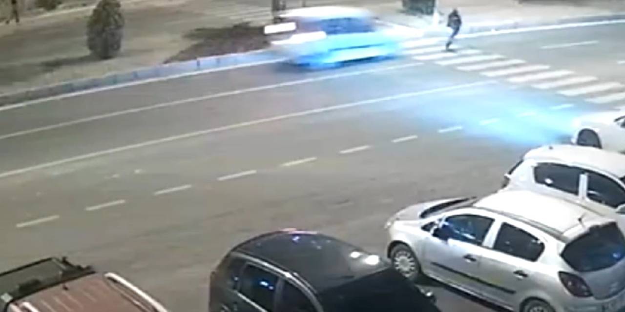 Otomobilin Çarptığı Yaya Hayatını Kaybetti: O Anlar Kamerada