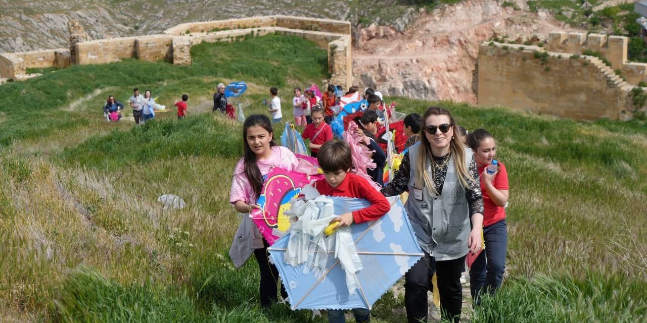 Tarihi Kalenin Surları Öğrencilerin Rengarenk Uçurtmalarıyla Renklendi